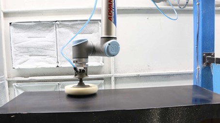 branża meblarska_polerowanie Universal Robots