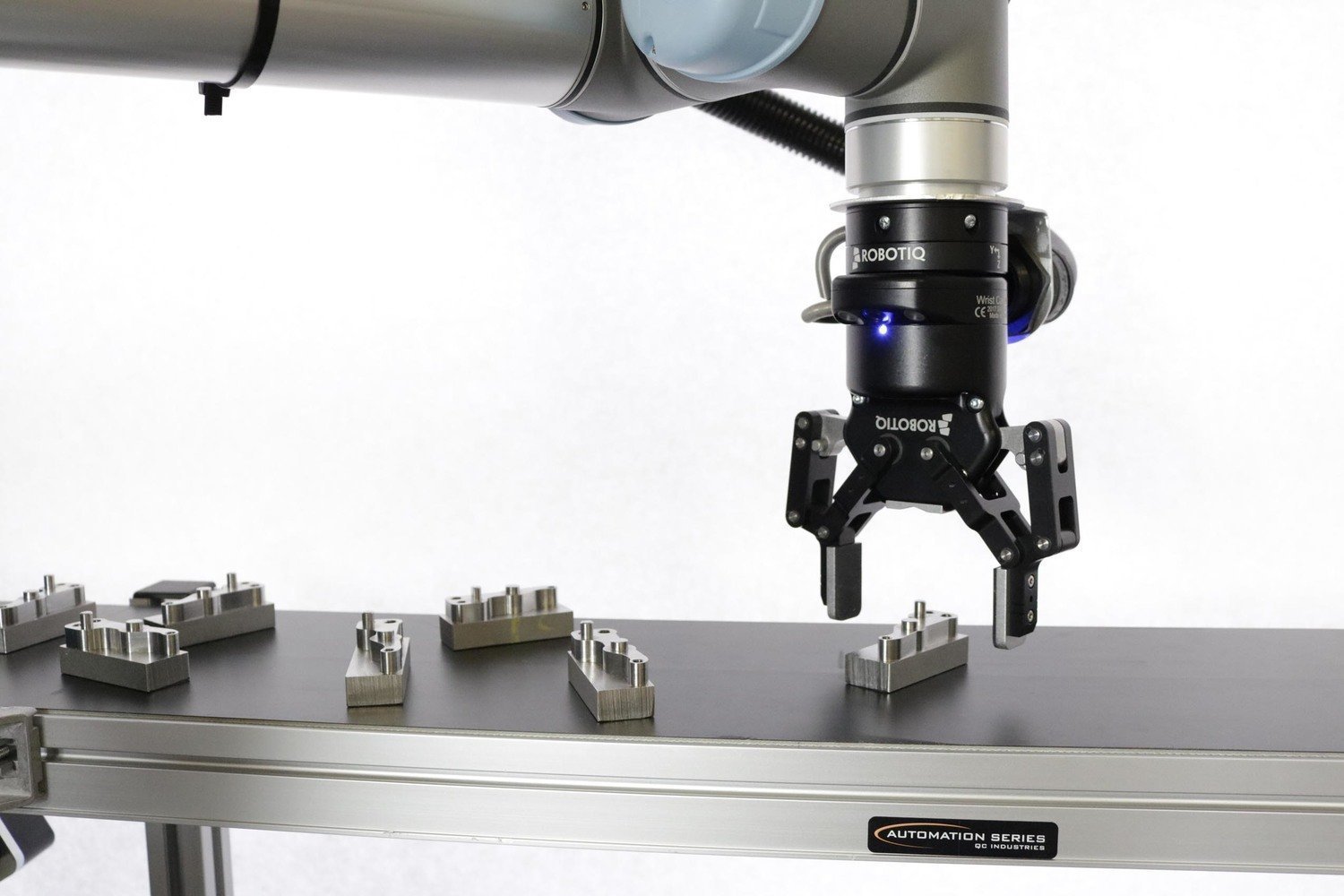 Rysunek nr 11. Robot z systemem wizyjnym i detalami losowo ułożonymi na taśmie.