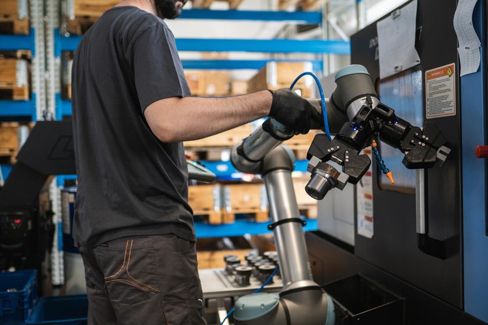 Cobot UR10e z maszyna CNC