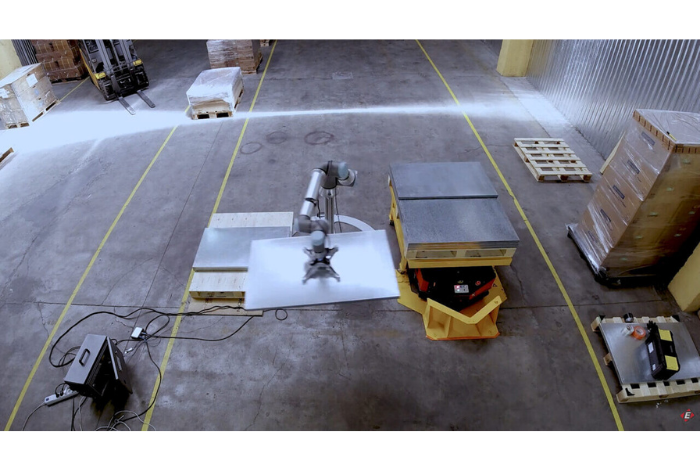 wózek VersaBox z robotem Universal Robots