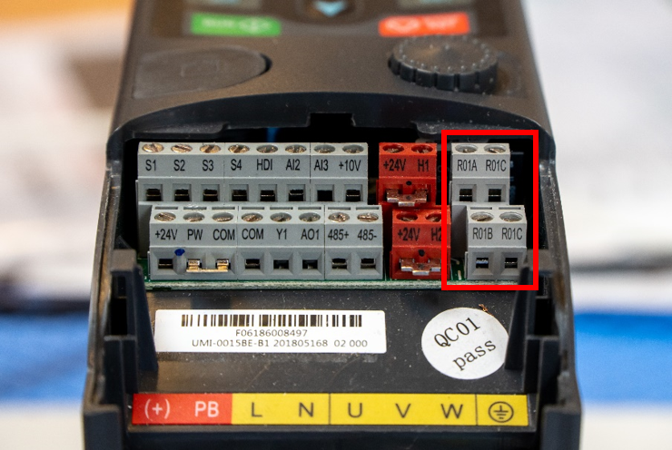 Wyjścia przekaźnikowe w falowniku Unitronics