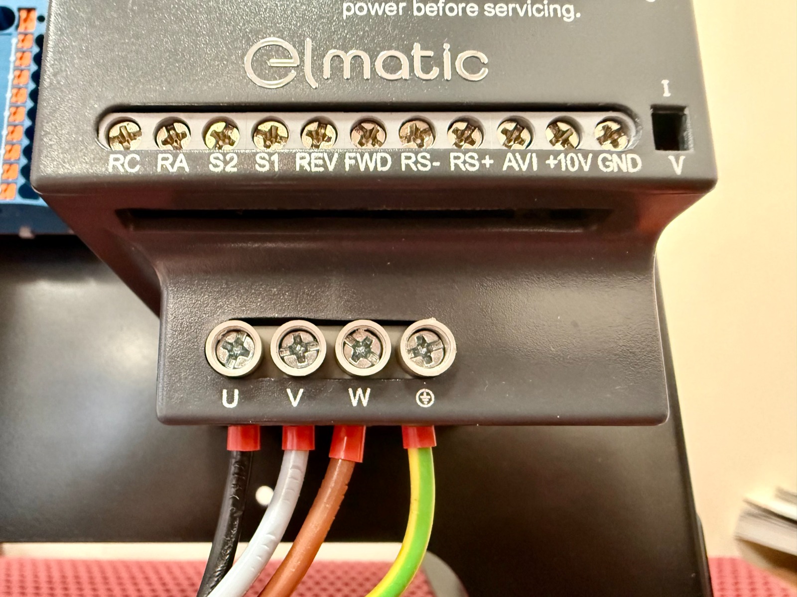 Zbliżenie na zaciski wyjściowe U, V, W falownika Elmatic EL1000 do podłączenia silnika