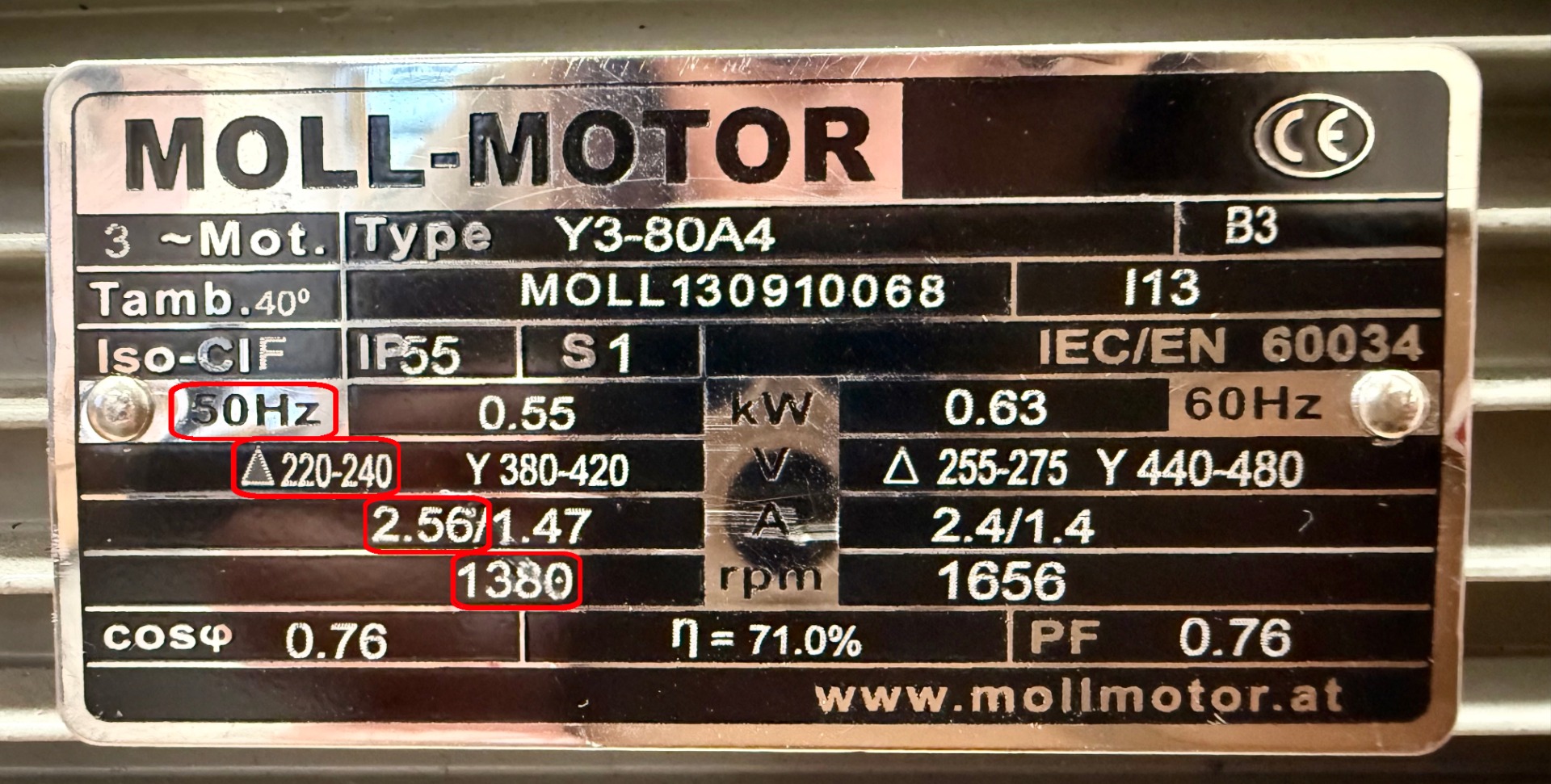 Tabliczka znamionowa silnika z zaznaczonymi parametrami (V, A, RPM, Hz) do konfiguracji falownika EL1000