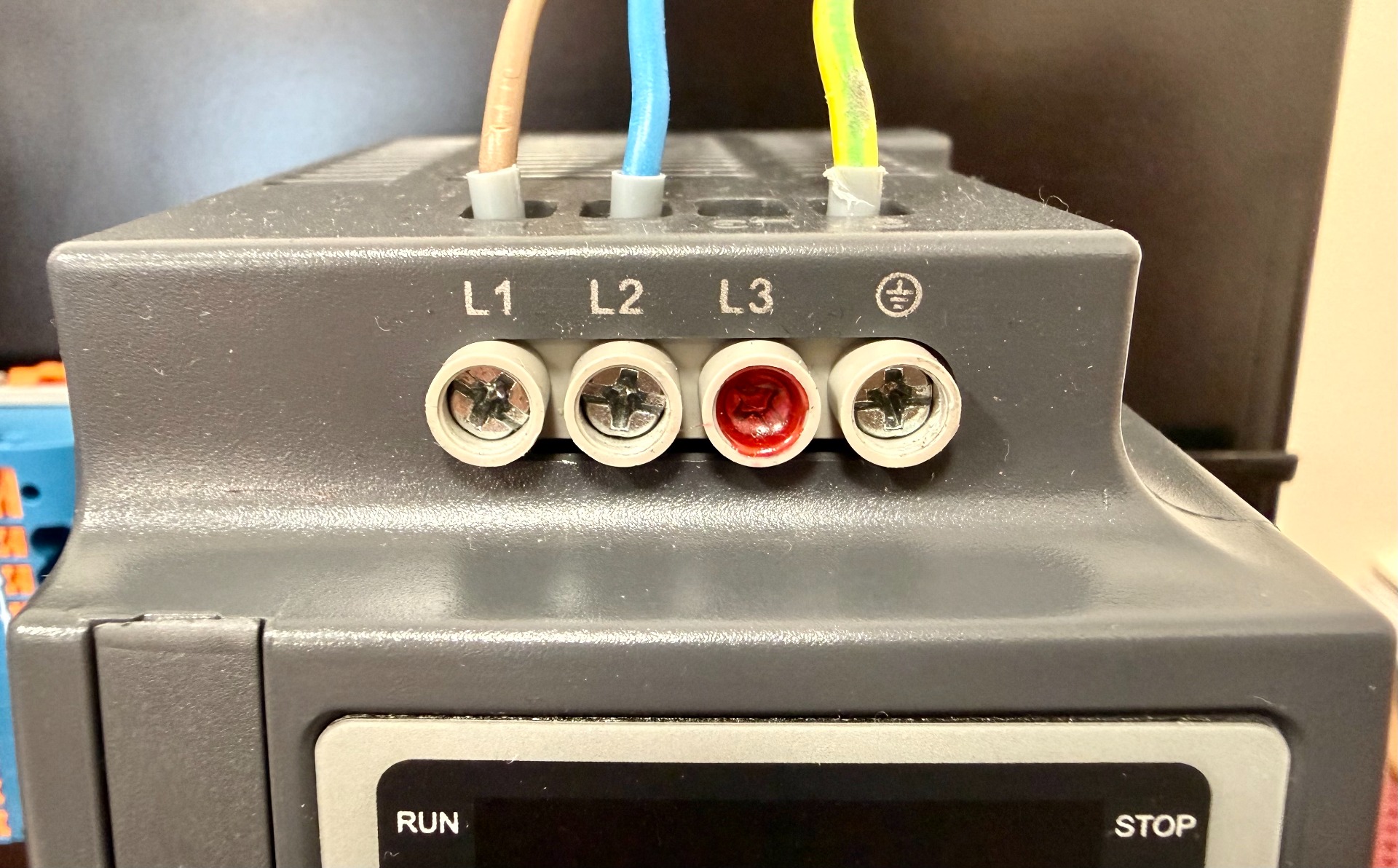 Podłączenie zasilania do falownika Elmatic EL1000 - widok zacisków wejściowych L1, L2, L3