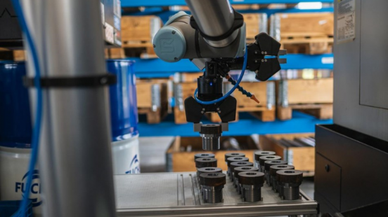 Cobot UR10e z maszyną CNC