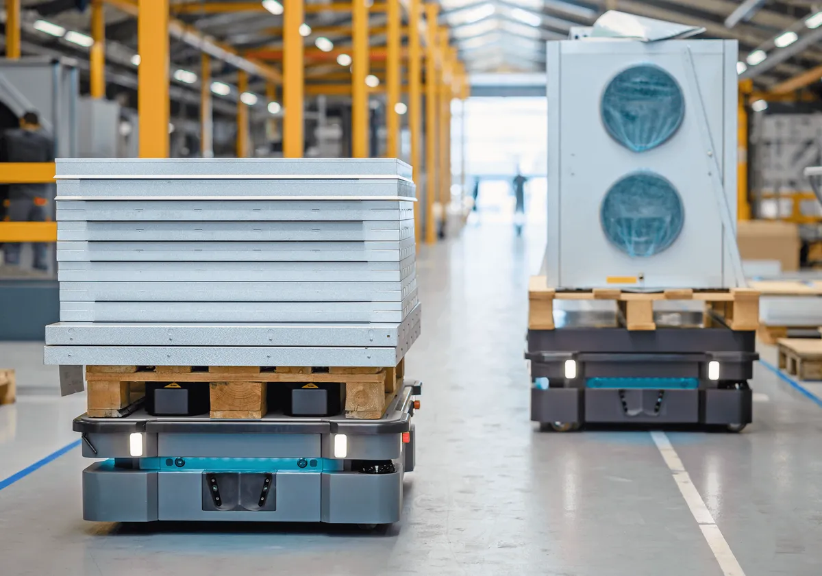 Roboty mobilne MiR600 i MiR1350 do transportu wewnętrznego w hali produkcyjnej